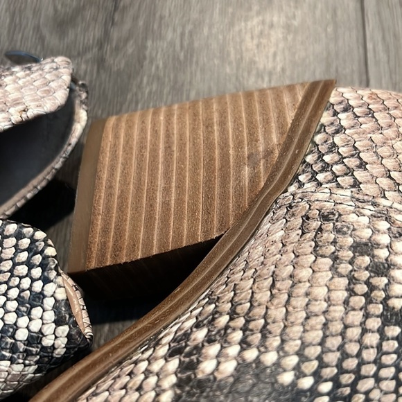 Steve Madden Snip-Toe Snakeskin 2" heel‎ Bootie, Size 6M, - Picture 5 of 9